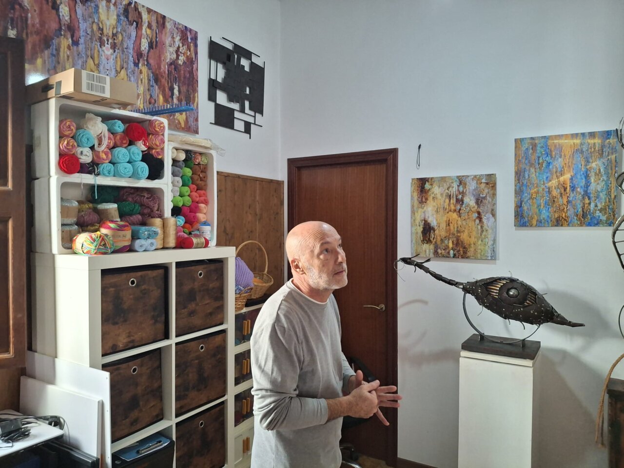 Toni Coll en su taller rodeado de esculturas y materiales artísticos.