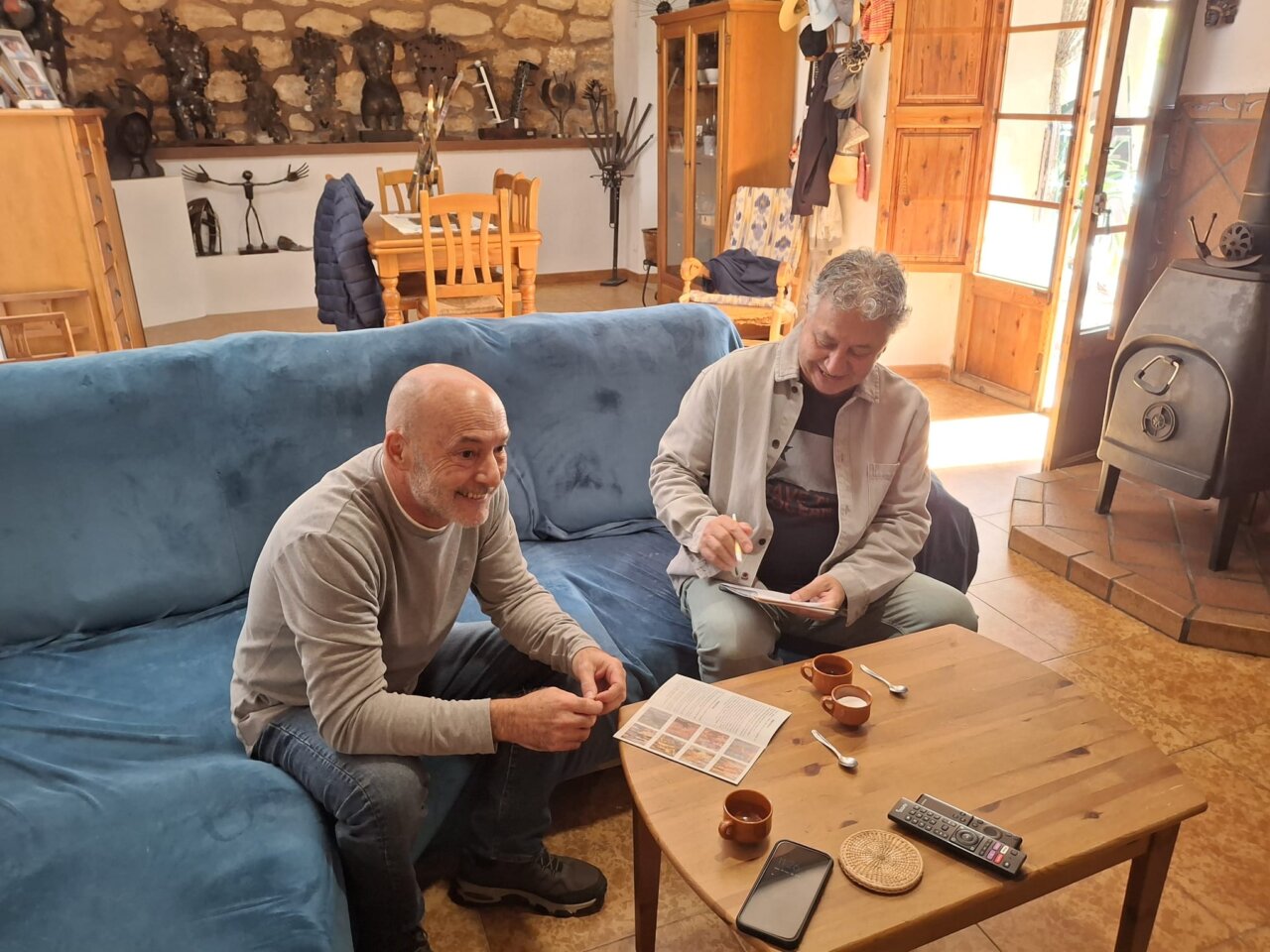 Toni Coll y Xisco Barceló conversando en un ambiente artístico