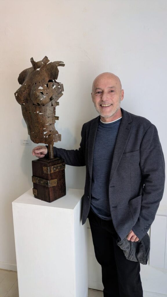 Toni Coll junto a su escultura en su taller en Binissalem