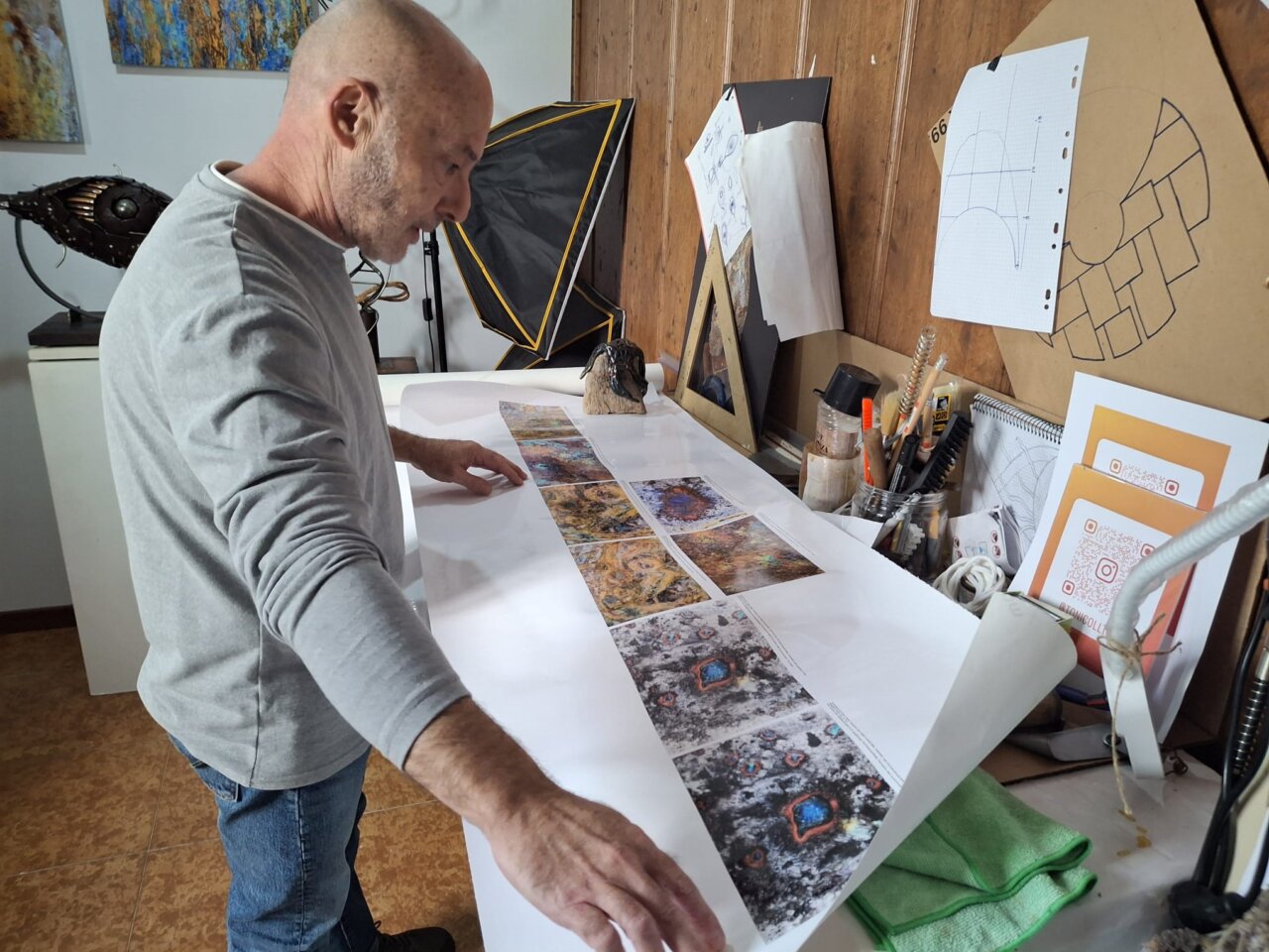 Toni Coll trabajando en sus bocetos y esculturas en su taller