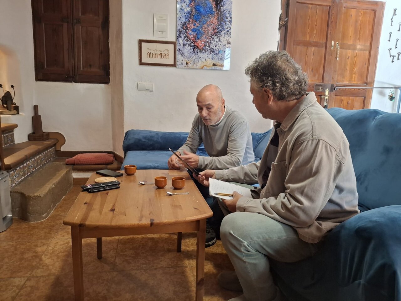 Toni Coll y Xisco Barceló conversando en un ambiente artístico