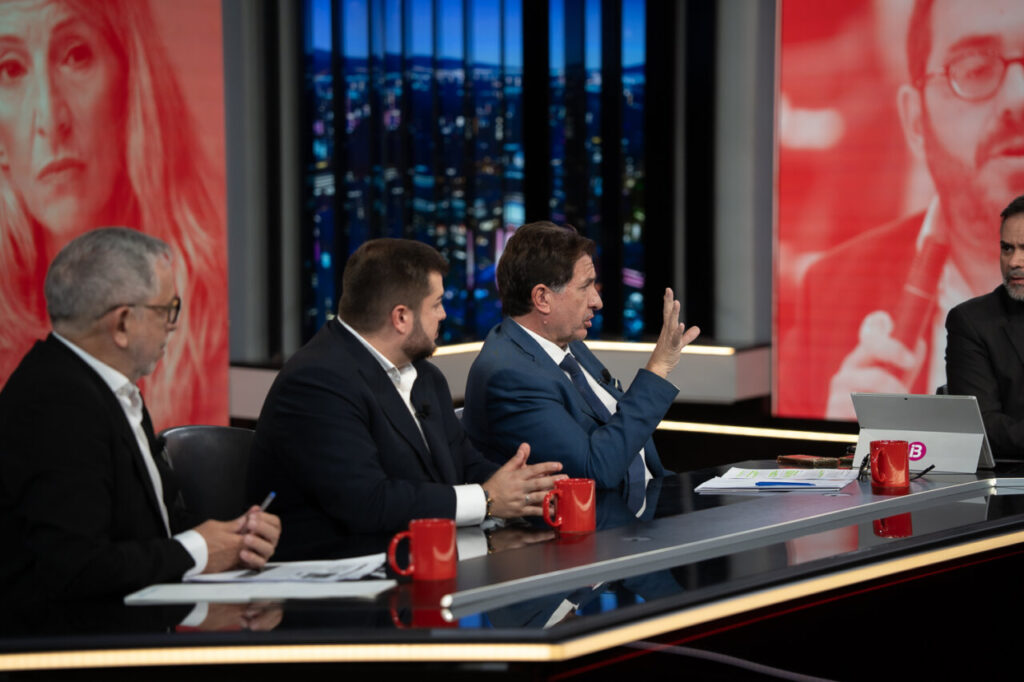 Panel de discusión en el programa Torn de Paraula con varios presentadores.