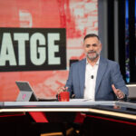 Presentador en el programa Torn de Paraula con fondo colorido.