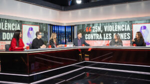 Panel de discusión sobre violencia contra las mujeres en un programa de televisión.