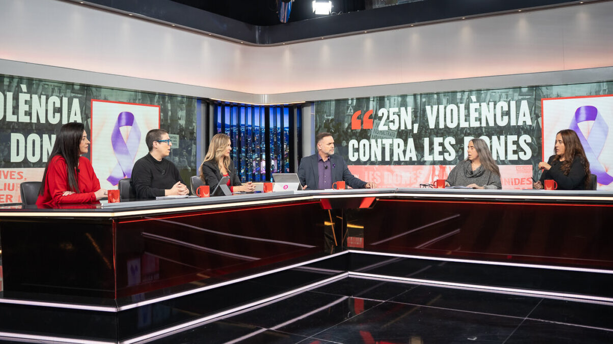 Panel de discusi&oacute;n sobre violencia contra las mujeres en un programa de televisi&oacute;n.