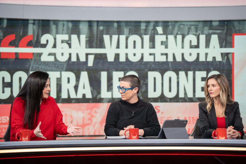 Tres presentadoras discutiendo sobre la violencia contra las mujeres en un programa de televisi&oacute;n