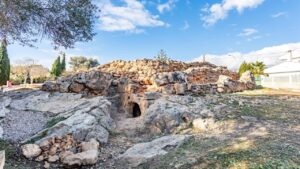 Vista del túmulo de Son Ferrer en Mallorca con cielo despejado.