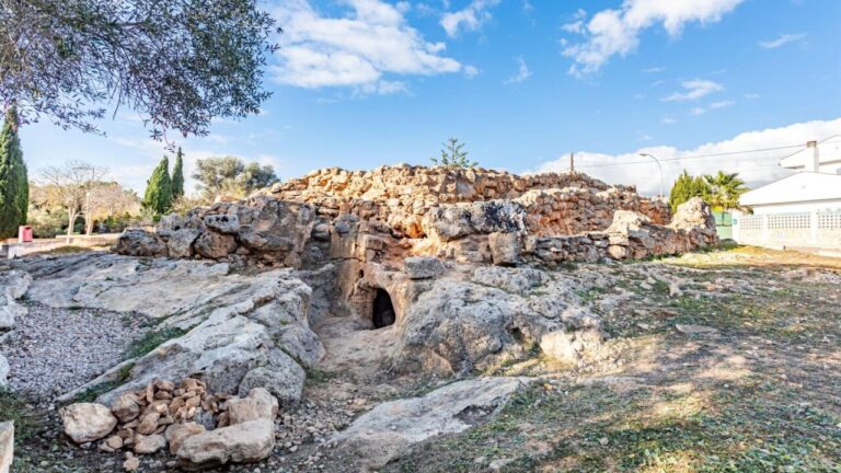 Vista del túmulo de Son Ferrer en Mallorca con cielo despejado.