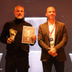 El CEO de The Night League, Yann Pissenem, ha recogido el Golden Moon Award a 'World Best Club 2025’, concedido a [UNVRS] de manos del director general de Interior de la Generalitat Valenciana, Vicente Huet. FOTO: Juan Carlos Flórez.