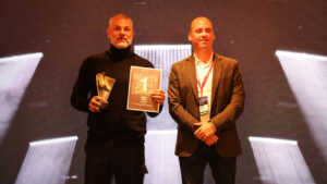 El CEO de The Night League, Yann Pissenem, ha recogido el Golden Moon Award a 'World Best Club 2025’, concedido a [UNVRS] de manos del director general de Interior de la Generalitat Valenciana, Vicente Huet. FOTO: Juan Carlos Flórez.