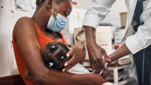 Niña recibiendo una vacuna en un centro de salud