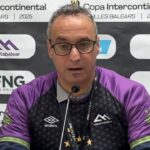 Entrenador Vadillo hablando en conferencia de prensa tras la Copa Intercontinental 2025