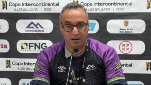Entrenador Vadillo hablando en conferencia de prensa tras la Copa Intercontinental 2025