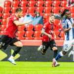Jugadores del RCD Mallorca en un partido bajo la lluvia