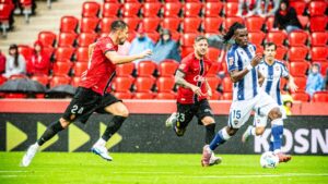 Jugadores del RCD Mallorca en un partido bajo la lluvia