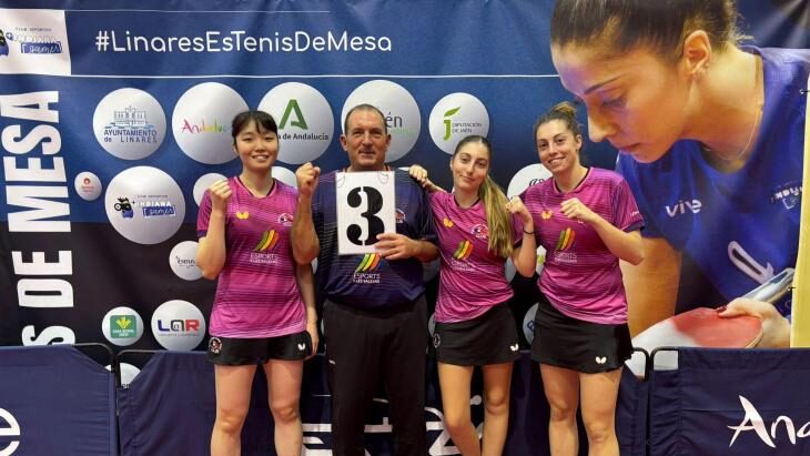 Jugadoras del Son Cladera TTC celebrando una victoria en el tenis de mesa