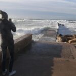 Persona tomando fotos del mar agitado por el viento en Mallorca