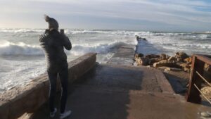 Persona tomando fotos del mar agitado por el viento en Mallorca