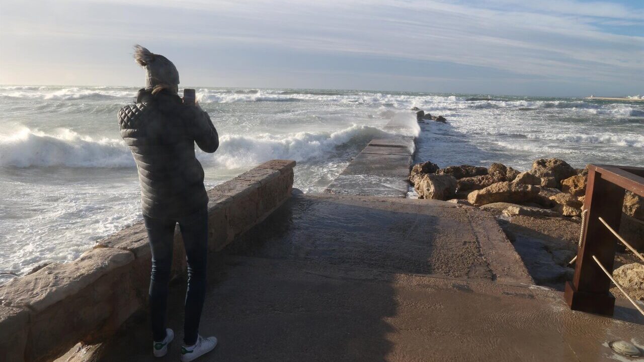 Persona tomando fotos del mar agitado por el viento en Mallorca