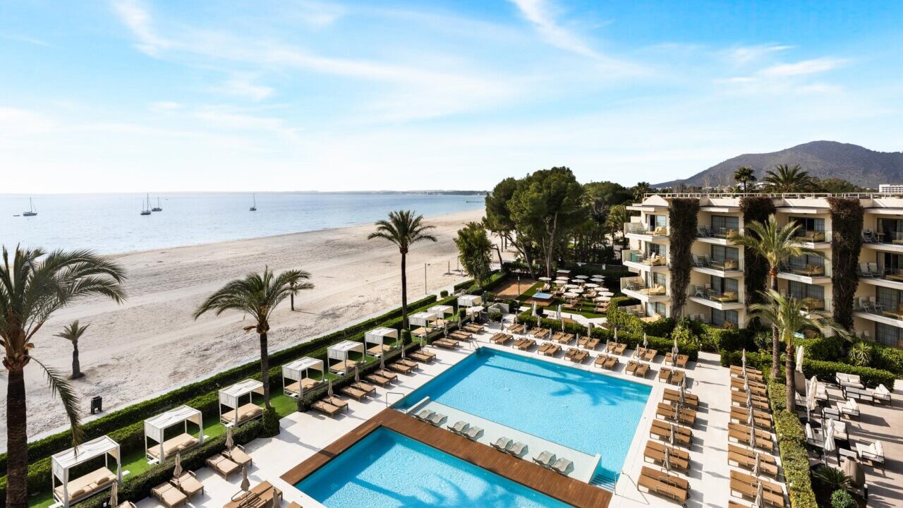 Vista del hotel VIVA Golf con piscina y playa en Mallorca
