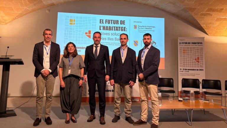 Panel de expertos en jornadas sobre vivienda en Baleares