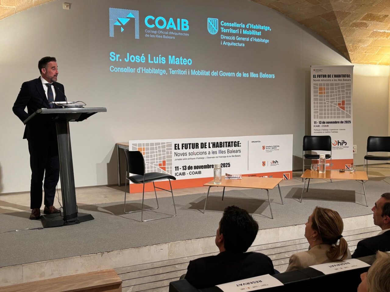 Sr. José Luis Mateo hablando sobre vivienda en el COAIB