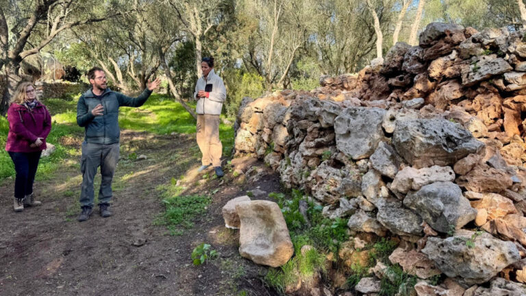 Investigadores en el yacimiento prehistórico Son Mas des Potecari