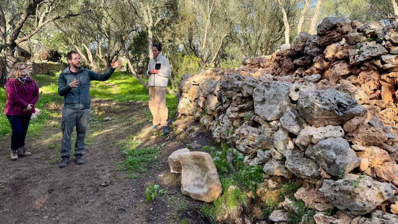 Investigadores en el yacimiento prehist&oacute;rico Son Mas des Potecari