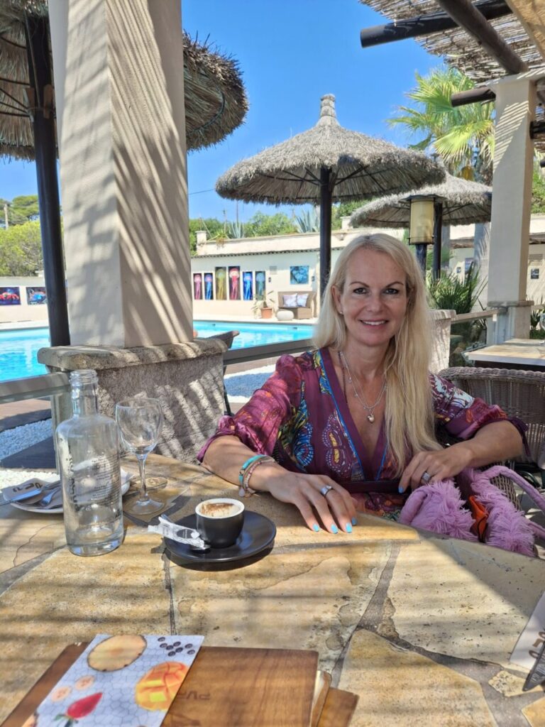 Yvonne Erdmann disfrutando de un café en Pura Vida, Cala Figuera.