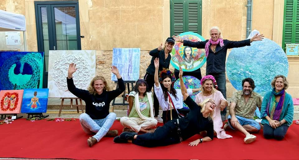 Yvonne Erdmann rodeada de sus obras y amigos en un evento artístico