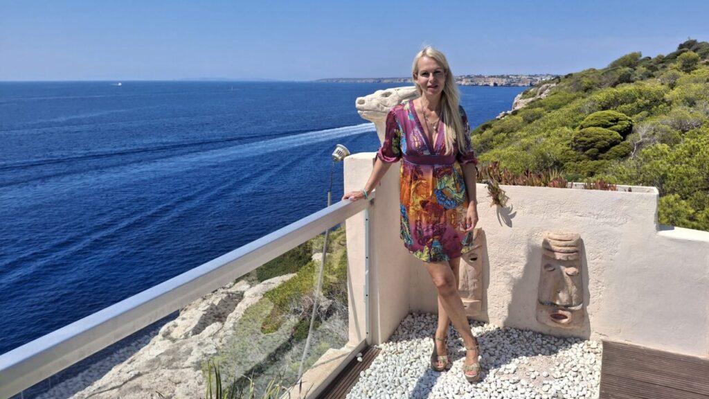 Yvonne Erdmann posando en su casa con vista al mar