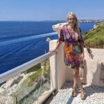 Yvonne Erdmann posando en su casa con vista al mar