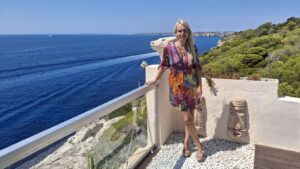 Yvonne Erdmann posando en su casa con vista al mar