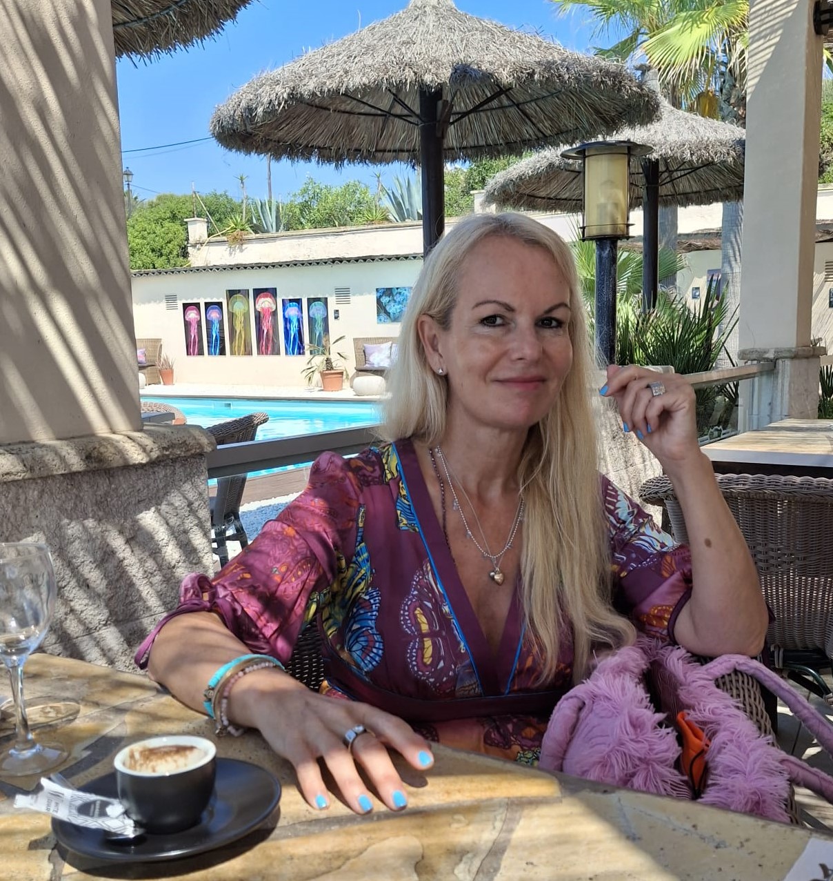 Yvonne Erdmann disfrutando de un café en Pura Vida, Cala Figuera.