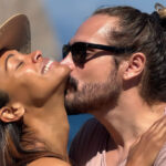 Zoe Saldaña y Marco Perego compartiendo un momento íntimo al aire libre