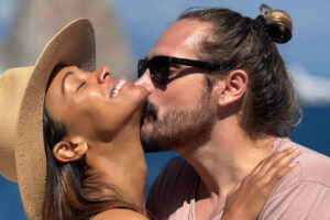 Zoe Saldaña y Marco Perego compartiendo un momento íntimo al aire libre