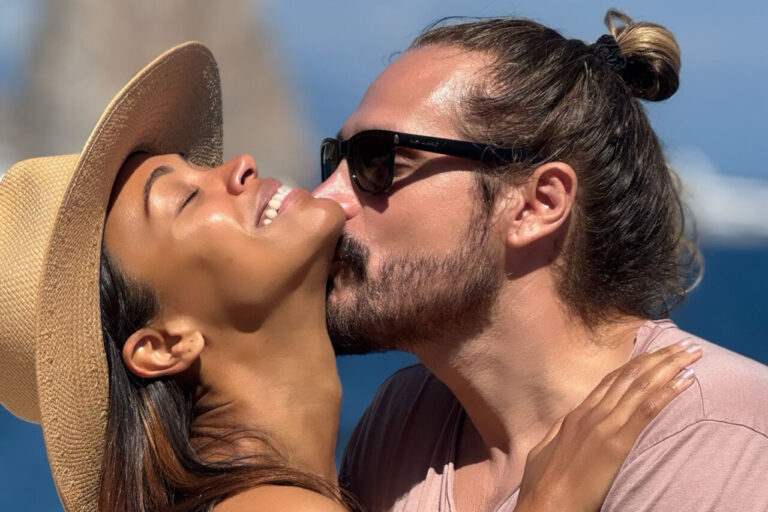 Zoe Saldaña y Marco Perego compartiendo un momento íntimo al aire libre