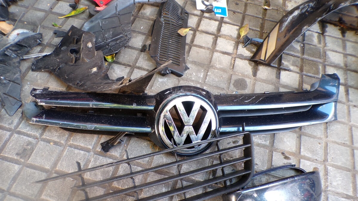 Restos de un accidente de tráfico en Palma con piezas de un coche dañadas