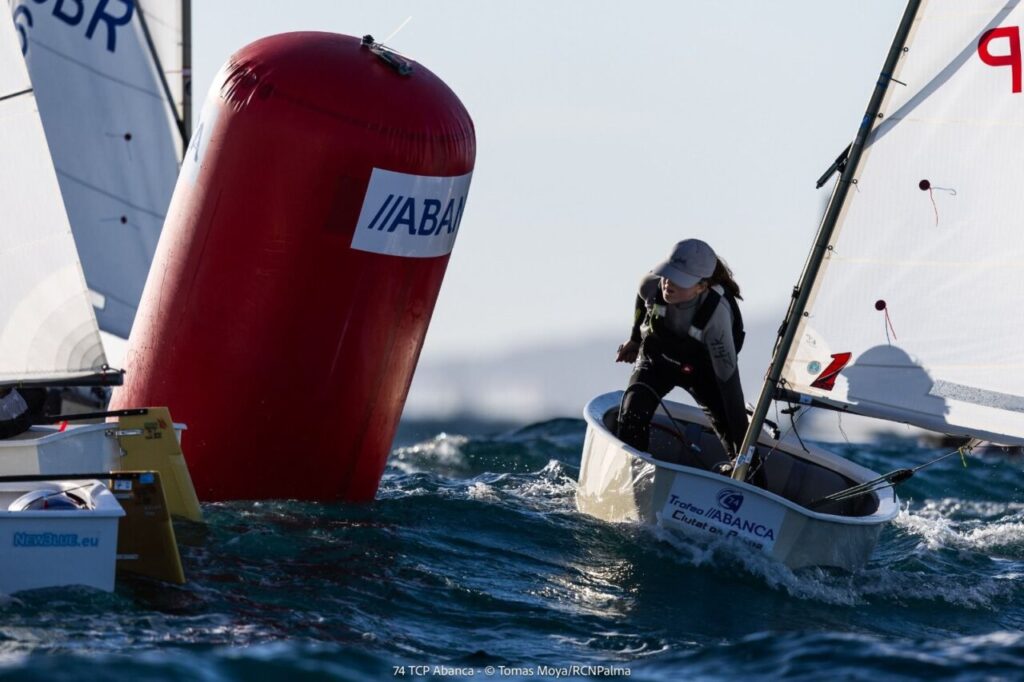 Regatista compitiendo en el Trofeo Abanca en Palma de Mallorca