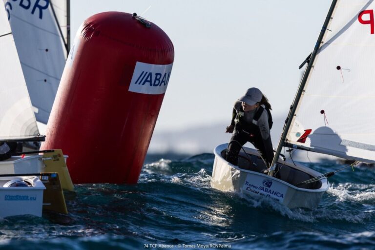 Regatista compitiendo en el Trofeo Abanca en Palma de Mallorca