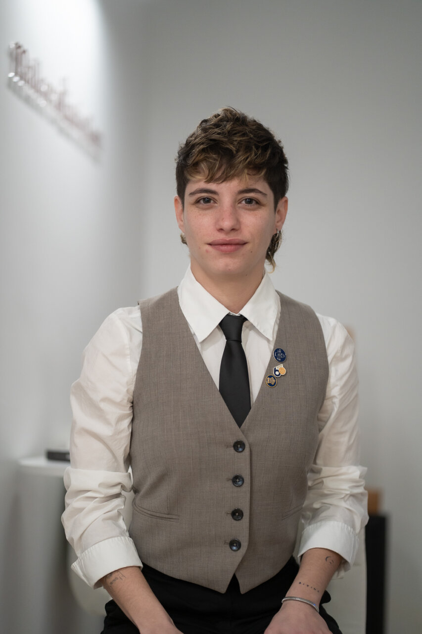 Ana Sáez, campeona de España, vestida de bartender con chaleco.