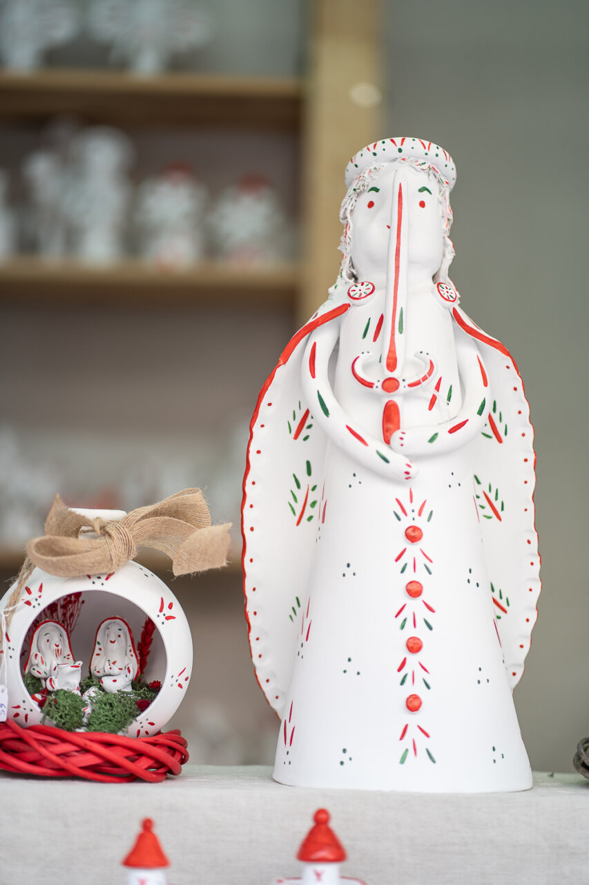 Figura artesanal navideña decorativa en la plaza mayor