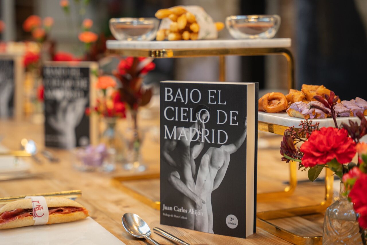Portada del libro Bajo el cielo de Madrid en un evento literario.