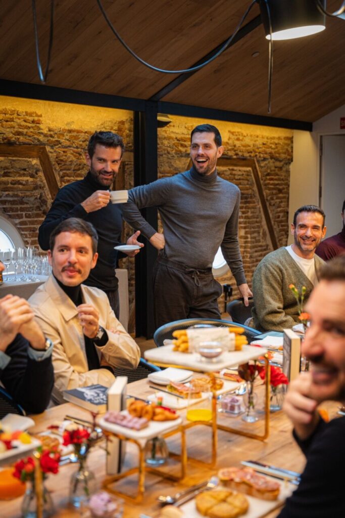 Grupo de hombres en un evento de lectura en Madrid