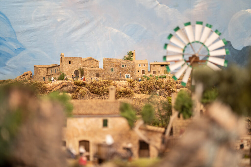Diorama de un belén con casas y un molino en Mallorca