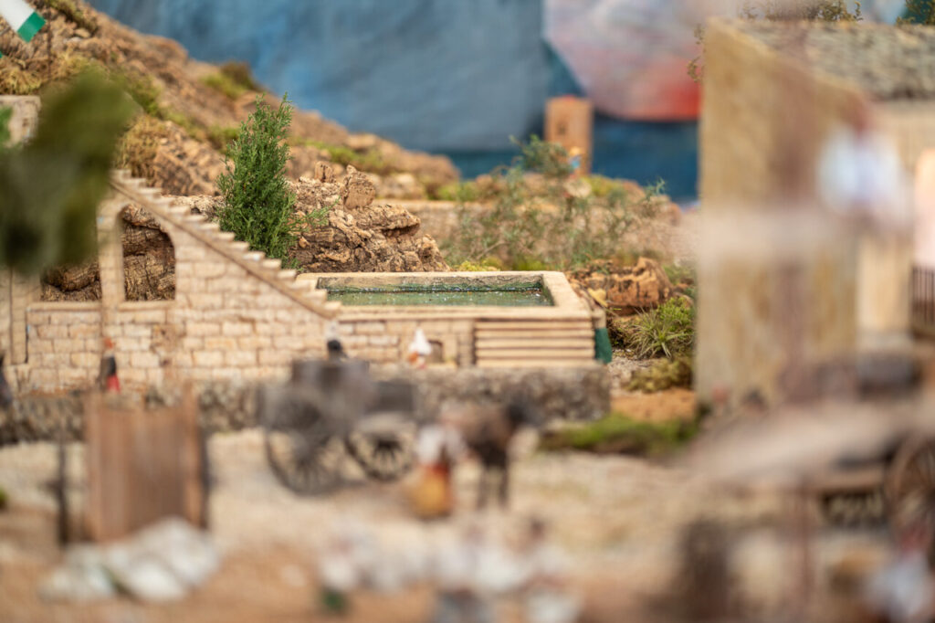 Diorama de un belén navideño en Mallorca con figuras y paisajes