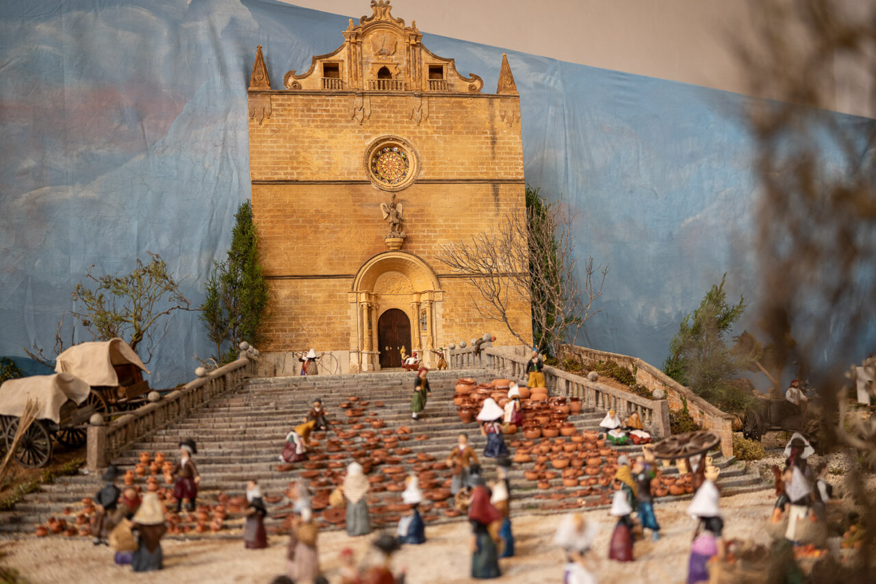 Diorama del belén con figuras y edificio en Mallorca.