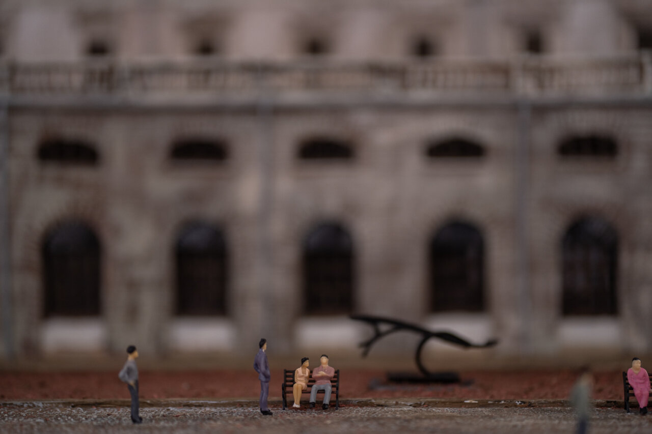 Diorama de belén con figuras en un entorno navideño