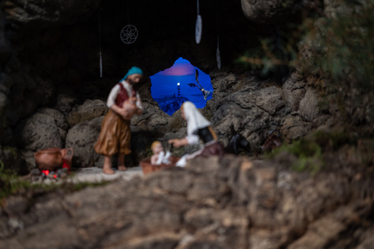 Figuras de belén en un diorama navideño en Mallorca
