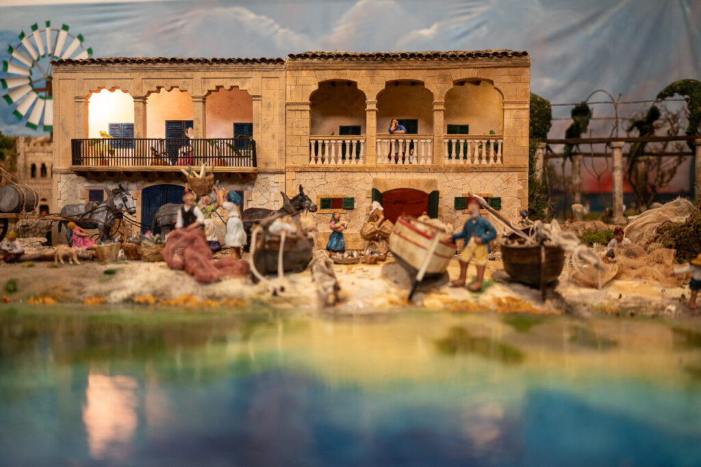 Diorama de belén con figuras y paisaje mallorquín